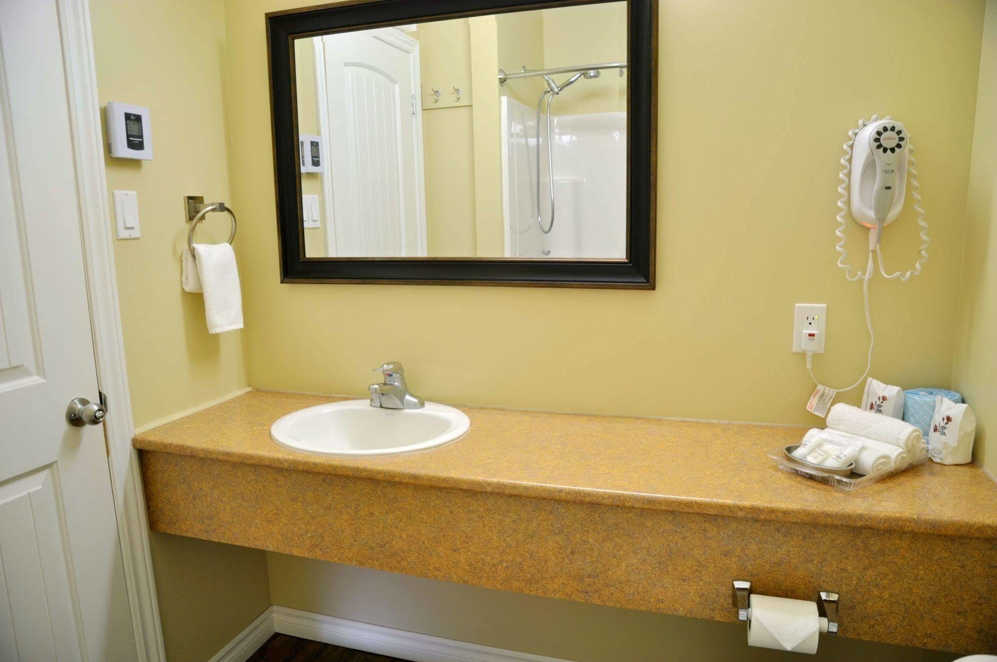 Motel Des Cedres Sherbrooke Buitenkant foto